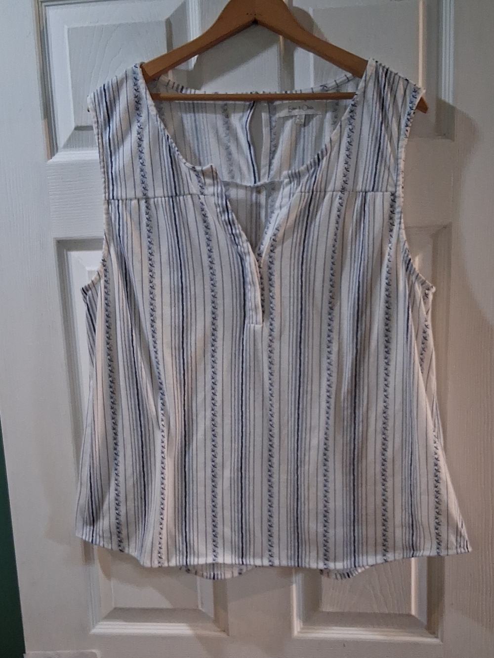 Eden & Olivia White Sleeveless Stripe V-Neck Camisole